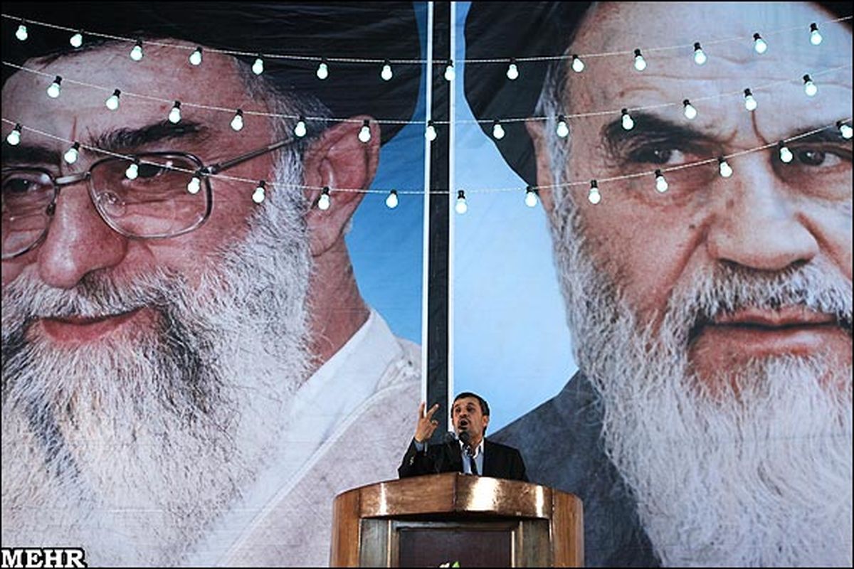 عکس/ ابطحی پای سخنرانی احمدی نژاد!