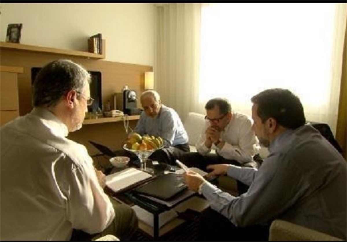 عکس/ظریف و معاونانش در حال مشورت