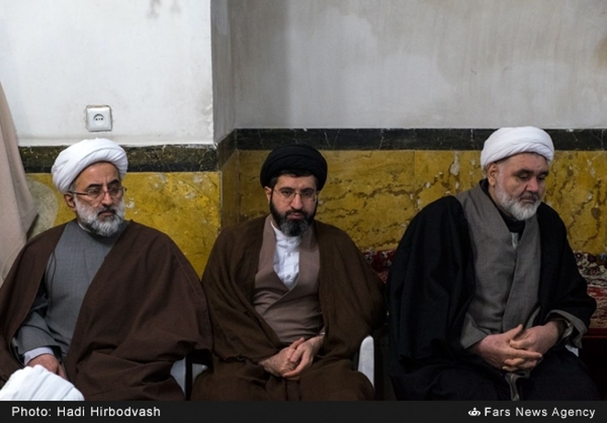 عکس: فرزند رهبری در مراسم تشییع آیت‌الله خسروشاهی