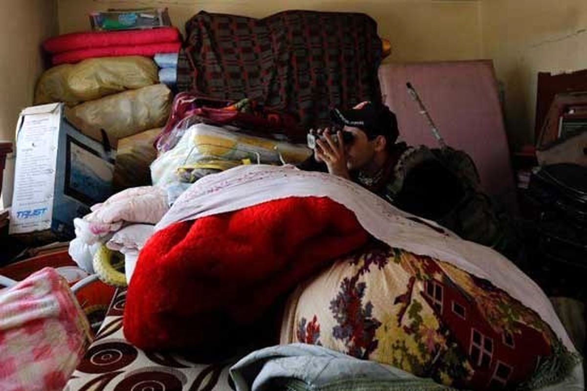 تصویر کمین سرباز پشت رختخواب! +عکس