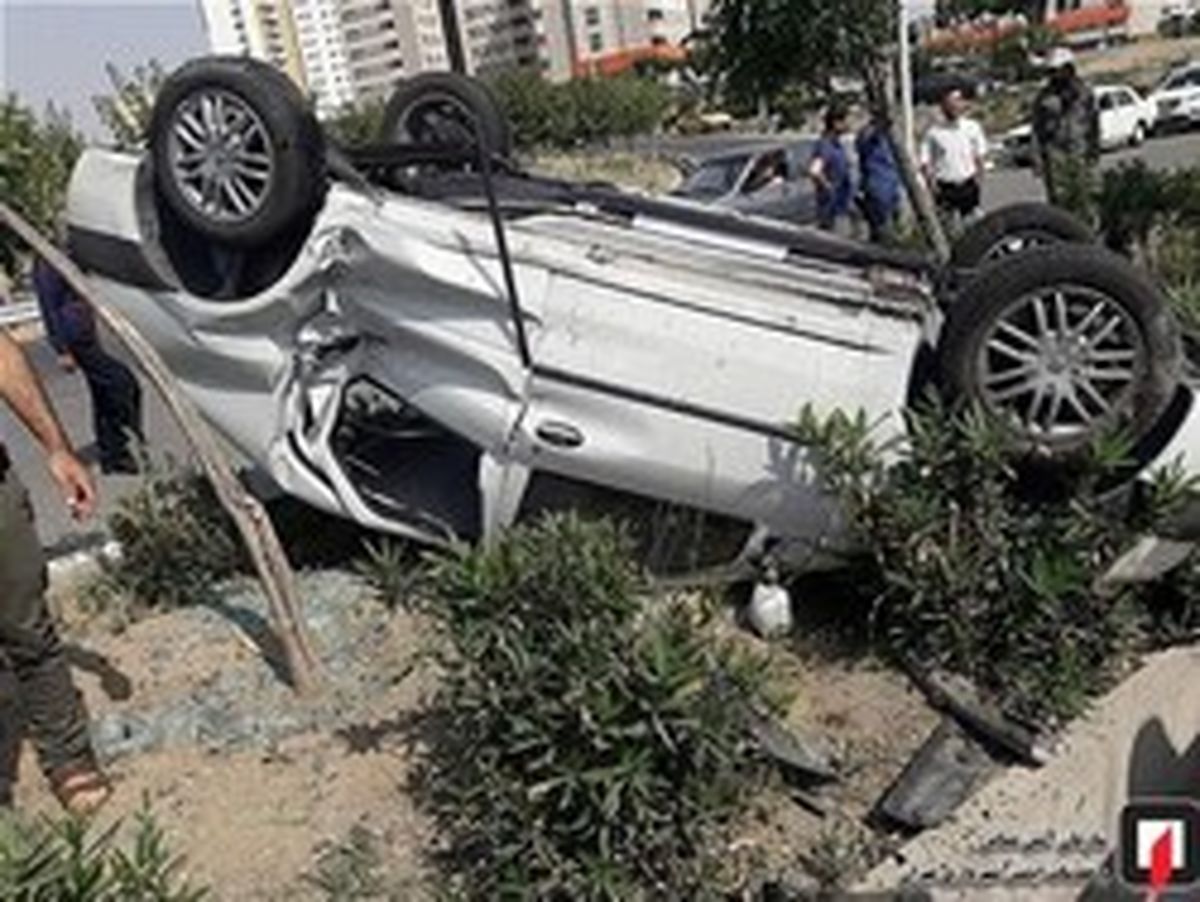 واژگون شدن L۹۰ پس از برخورد شدید با پژو ۲۰۶ +تصاویر