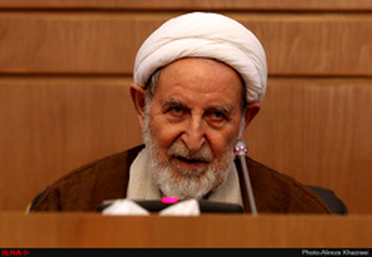 آیت الله یزدی: زنان را به تنهایی در محل کارتان راه ندهید