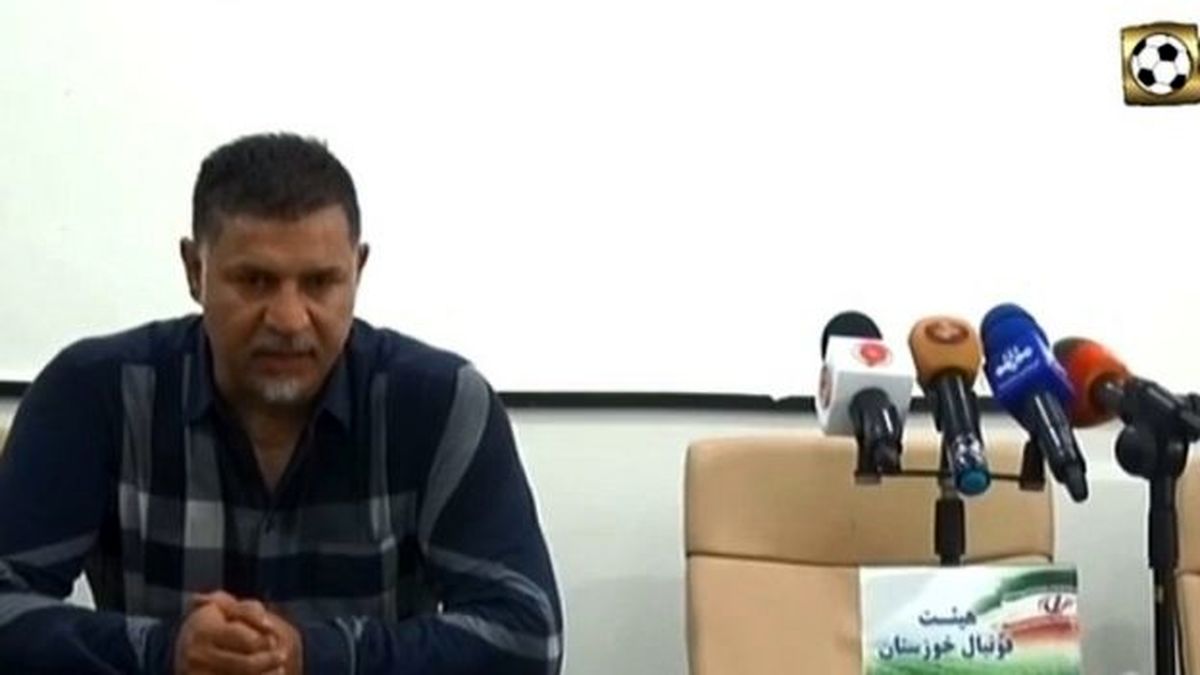 حرکت عجیب علی دایی در کنفرانس خبری/عکس