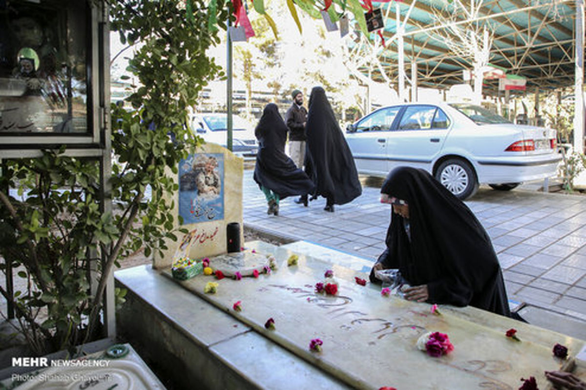 تصاویر: مراسم گلباران و عطرافشانی مزار مطهر شهدا در بهشت زهرا(س)