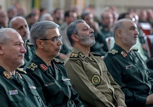 تعدادی از فرماندهان ارتش و سپاه نشان فتح و نصر گرفتند