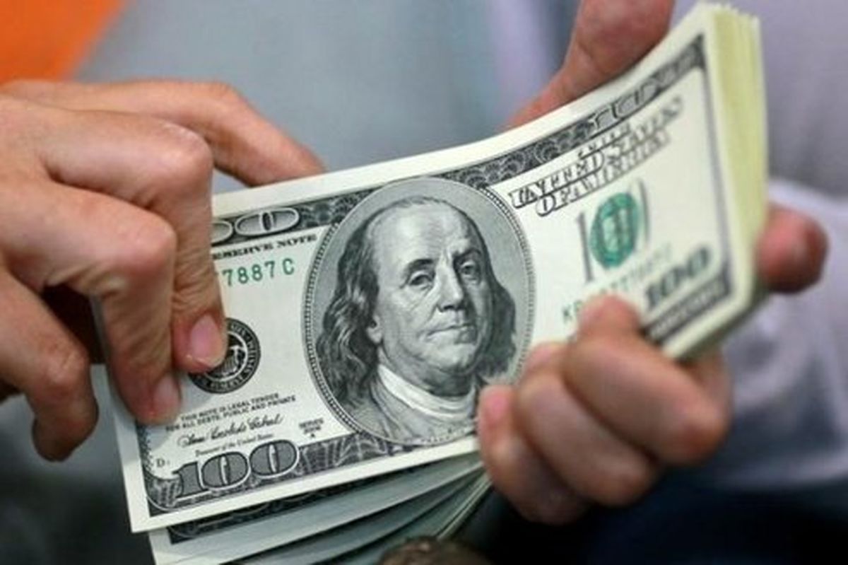 ادعای دلالان ارز: بانک مرکزی نمیخواهد دلار را پایین بکشد!