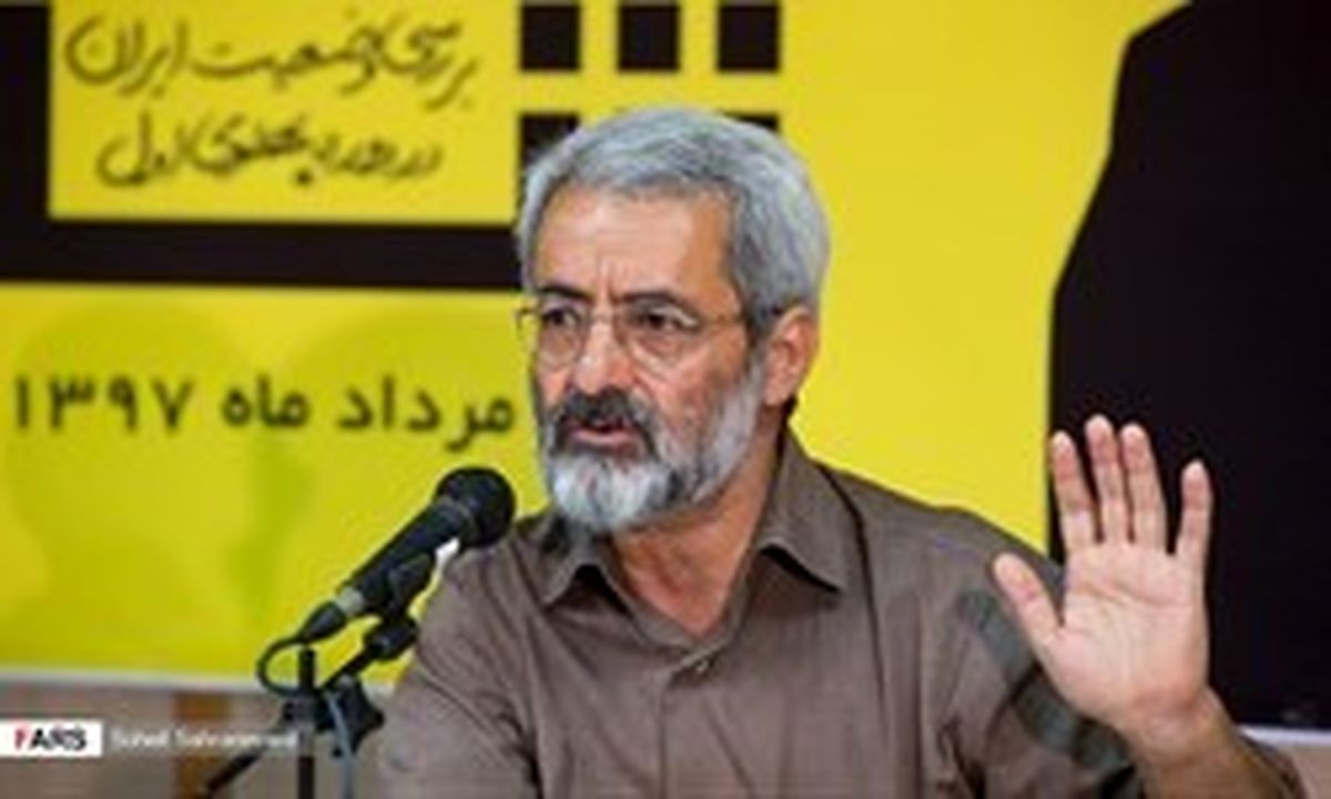 فرق استبداد رضاخان با پادشاهان قاجار در چه بود؟