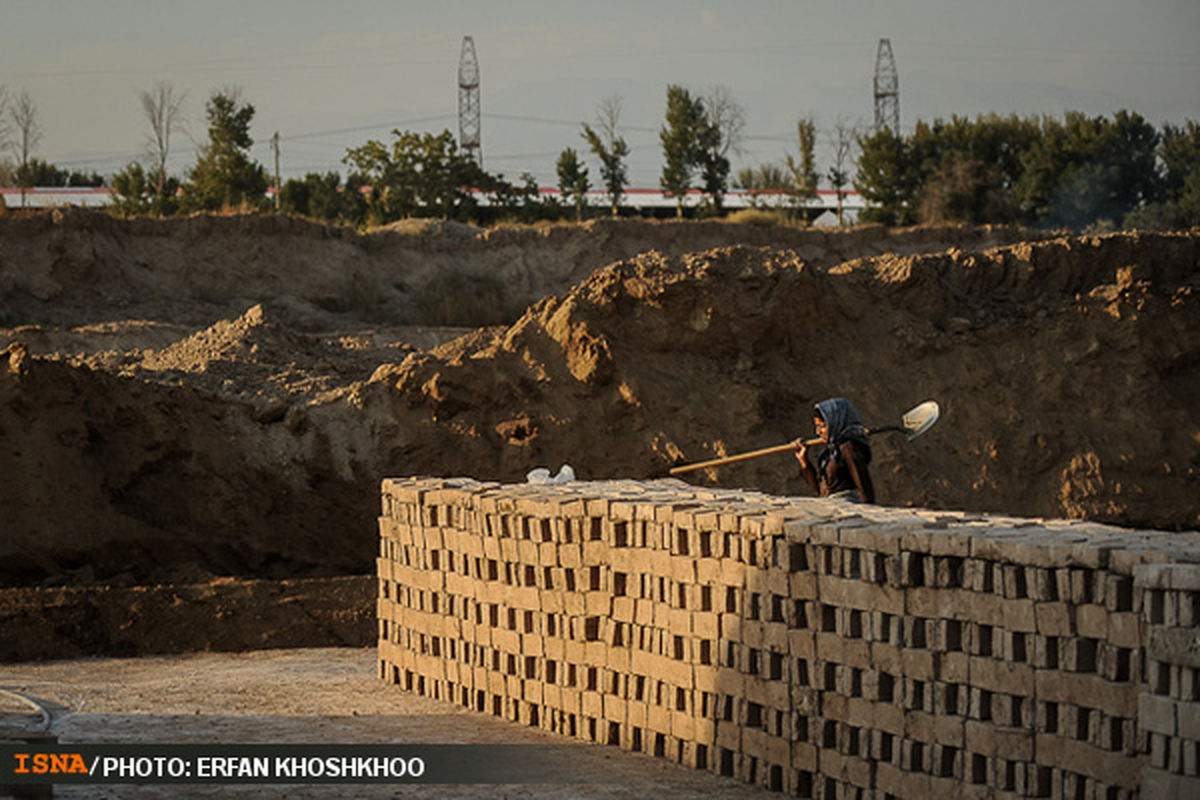 این زن آجر را نان می‌کند!/عکس