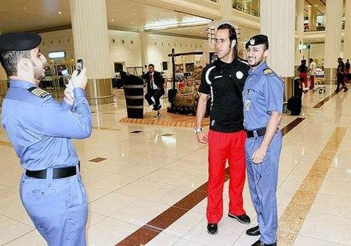 عکس یادگاری پلیس امارات با علی کریمی