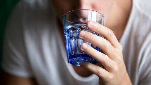 آیا غرغره آب نمک تاثیری بر کاهش علایم کووید-۱۹ دارد؟