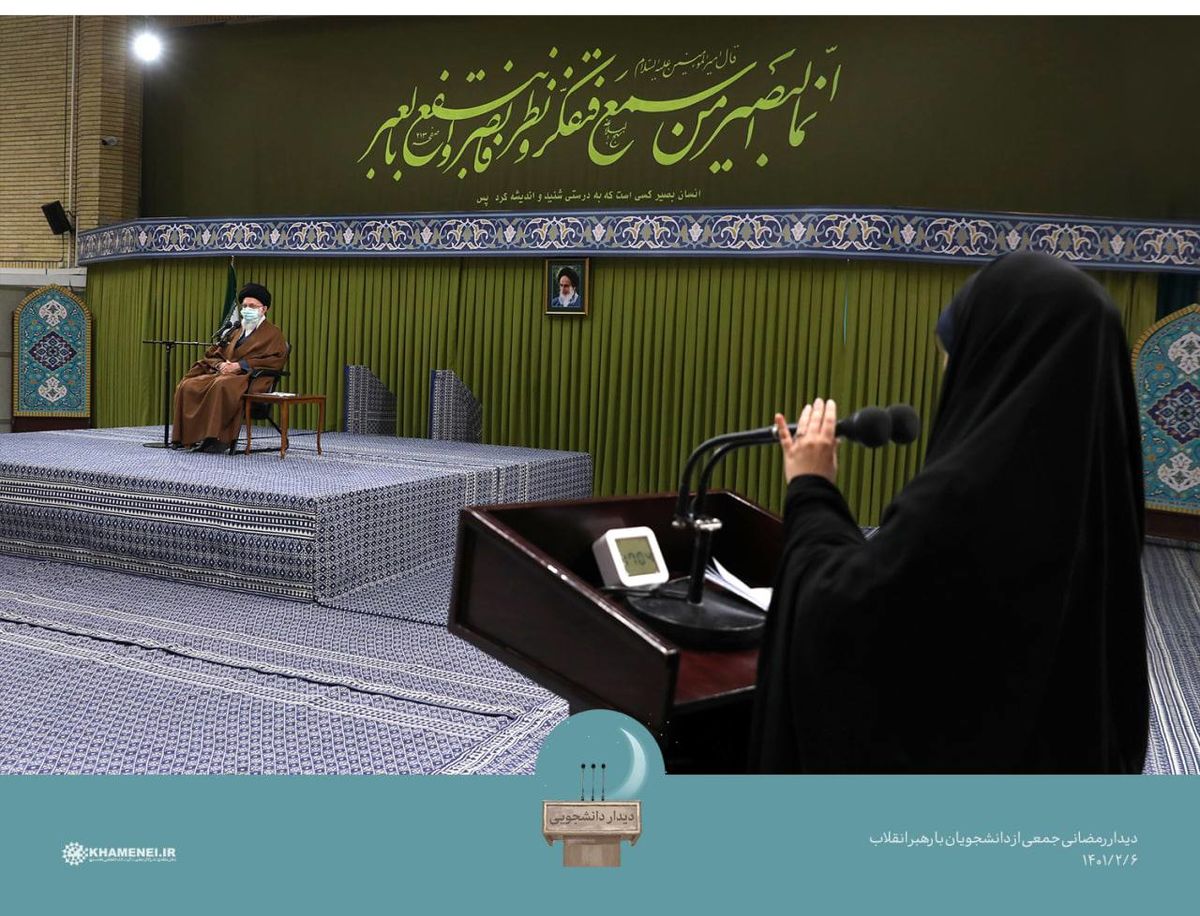 تصویری از دیدار رمضانی جمعی از دانشجویان با رهبر انقلاب 