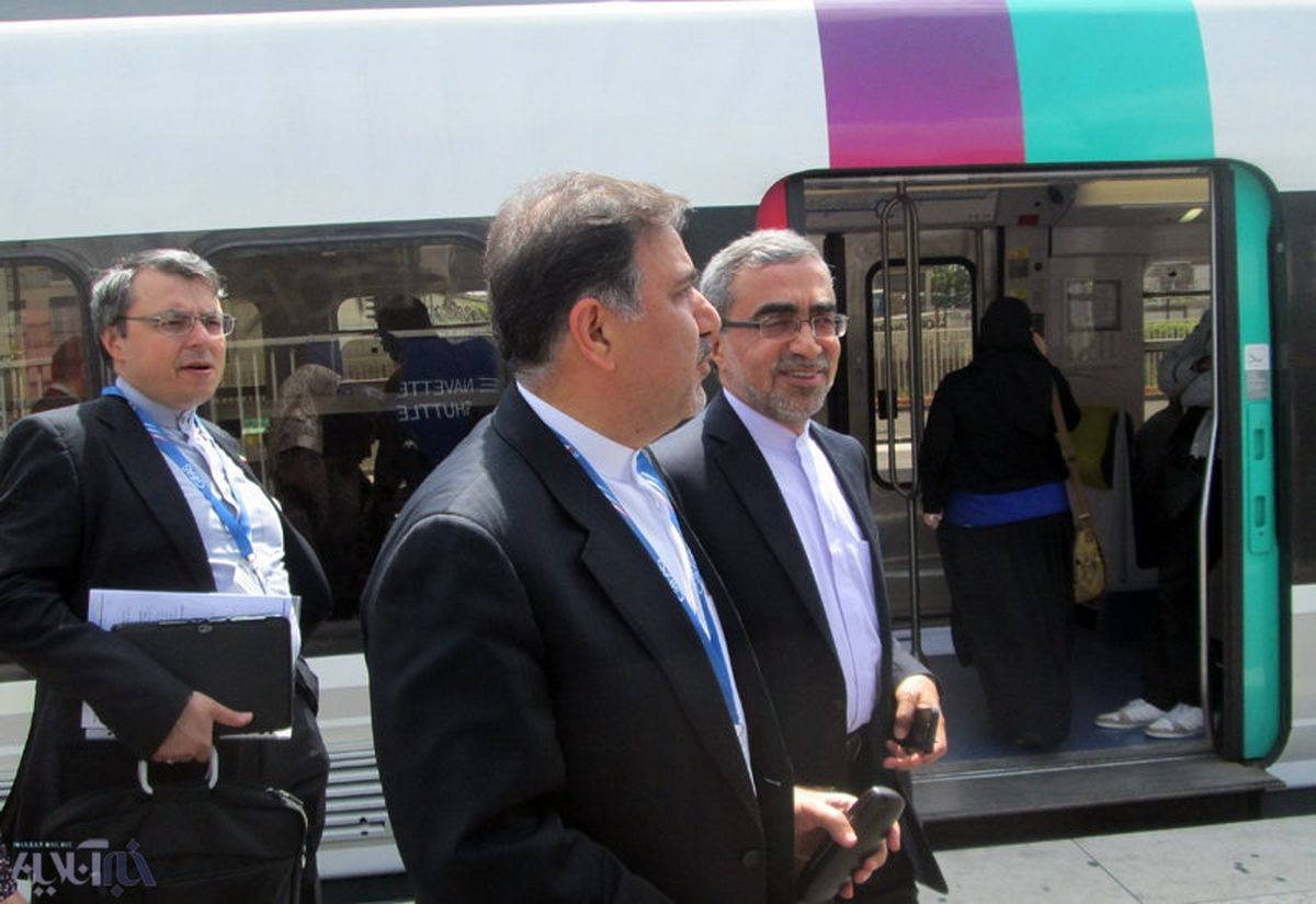 مترو سواری وزیر راه در پاریس/تصاویر