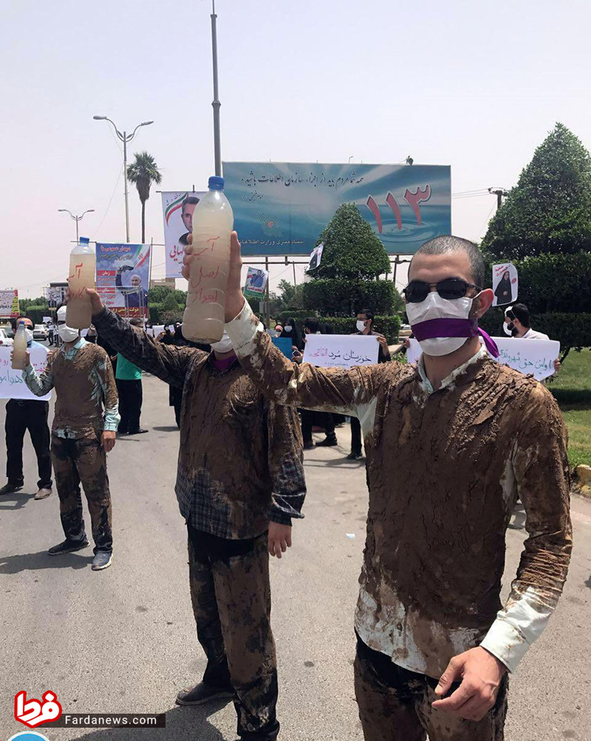 عکس: استقبال متفاوت اهوازیها از روحانی