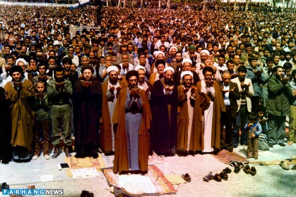 دو عکس قدیمی از نماز جمعه رهبر انقلاب