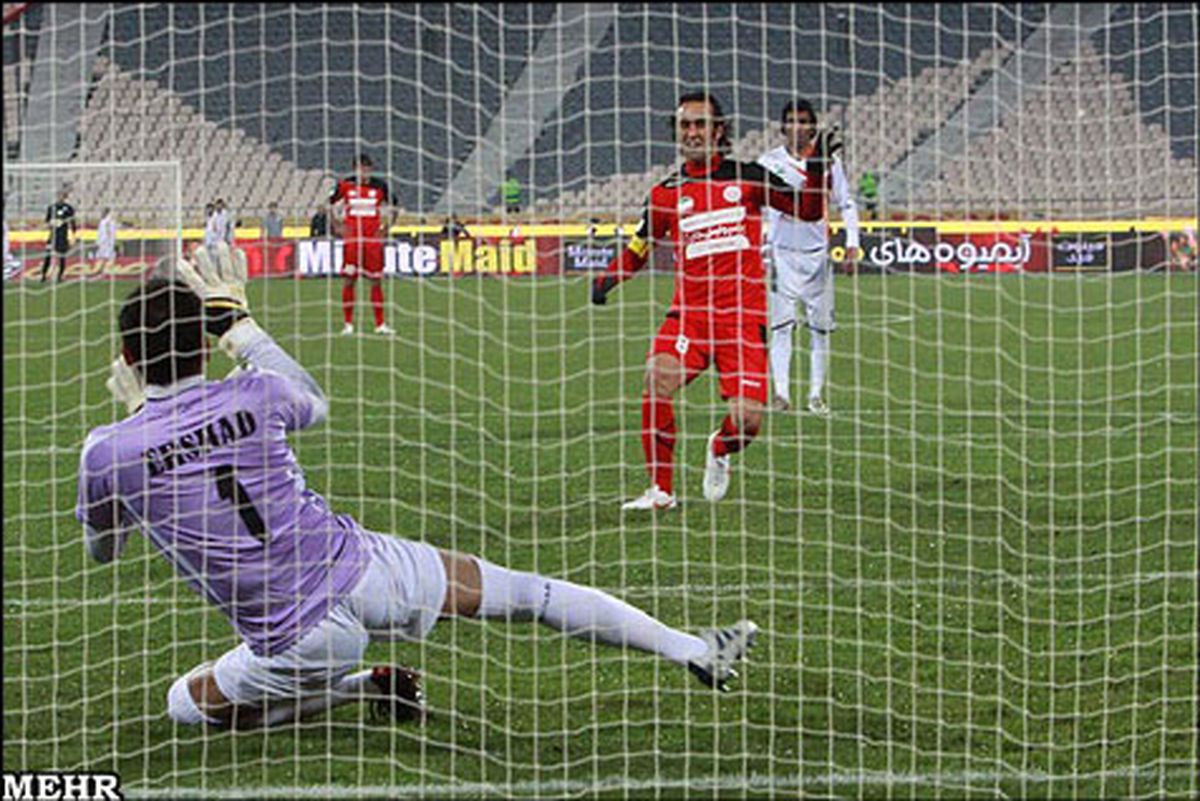 عکس/لحظه ای که کریمی پنالتی را خراب کرد