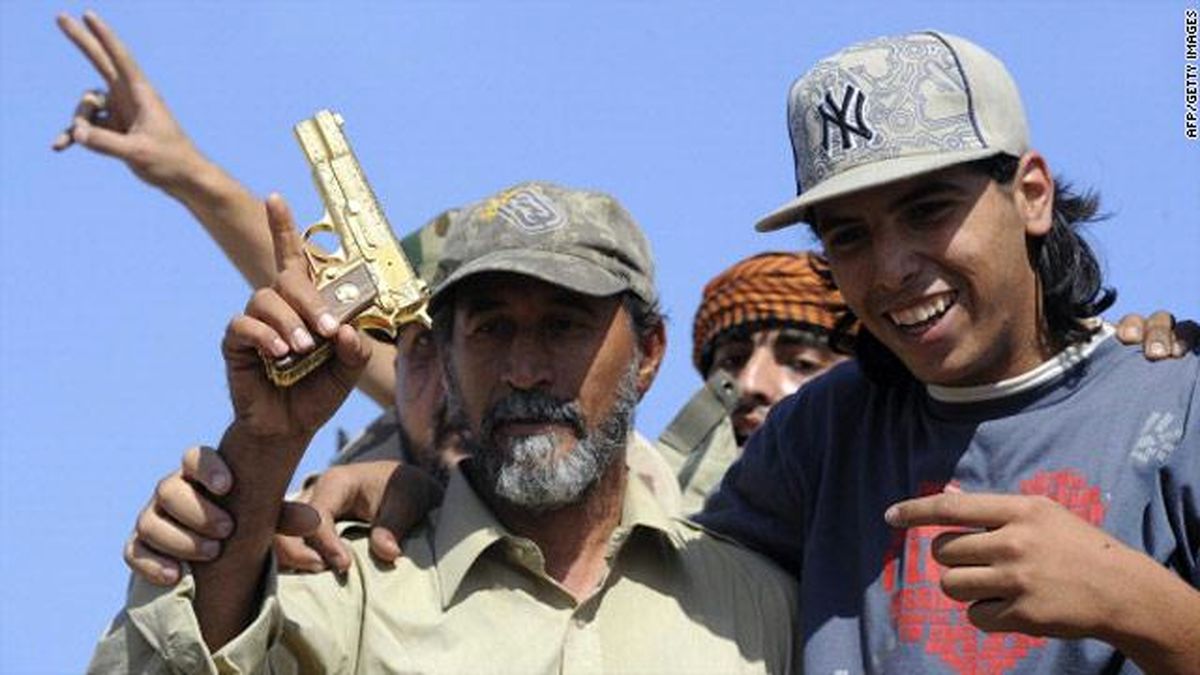 عکس/کلت مخصوص قذافی از جنس طلا