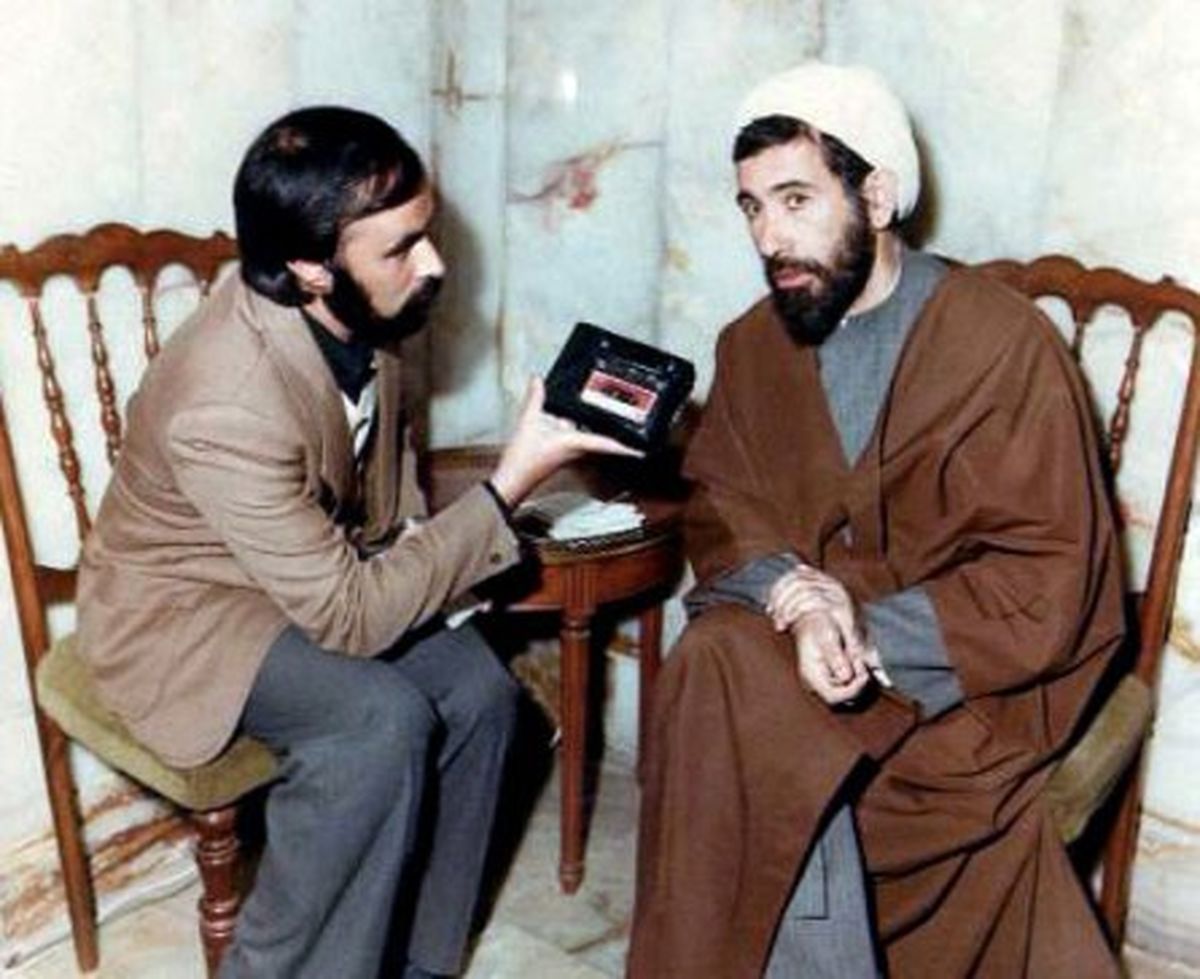 عکس/ شهید باهنر در حال مصاحبه