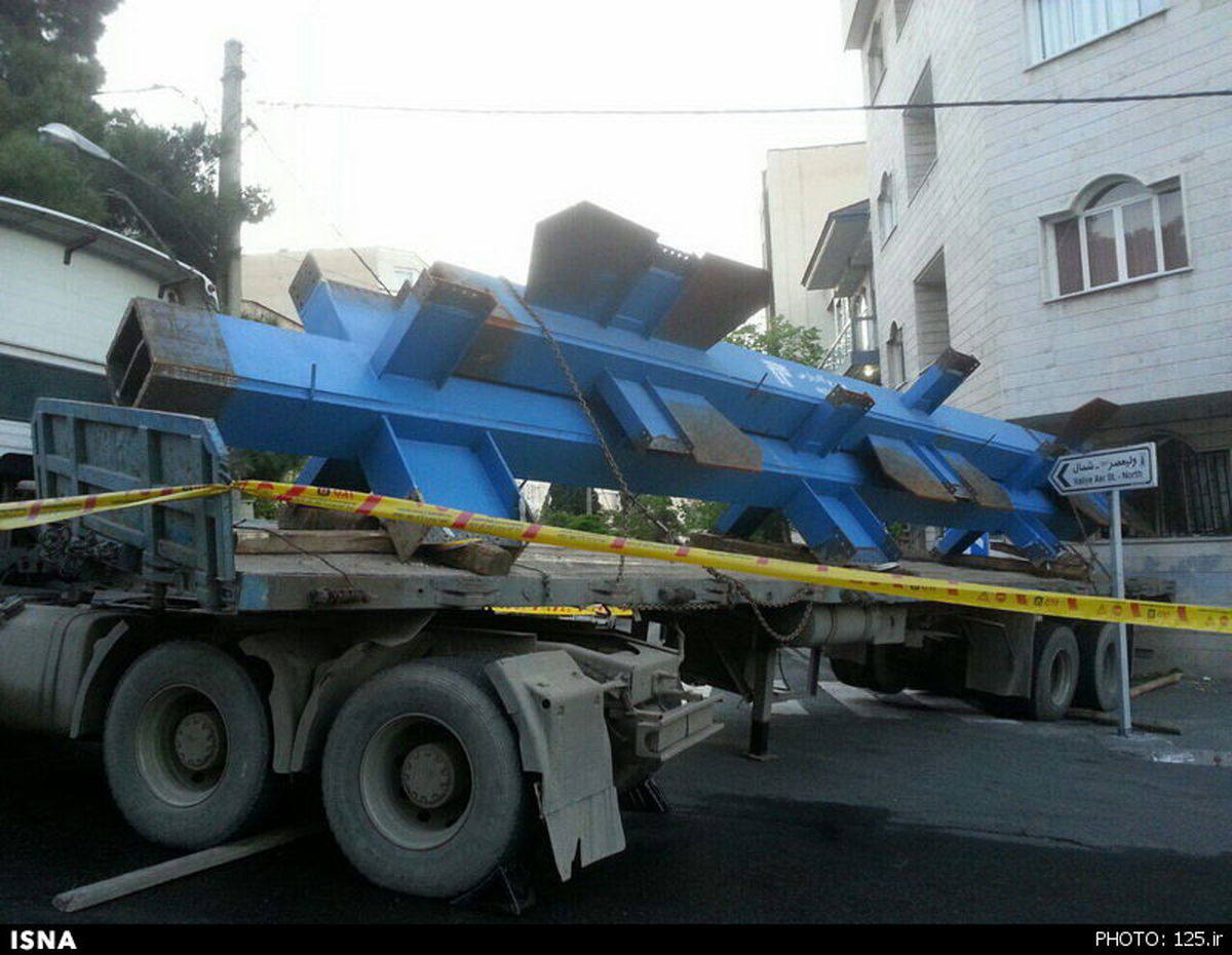 ورود تریلر به خانه‌ 4 طبقه در شمال تهران +تصاویر