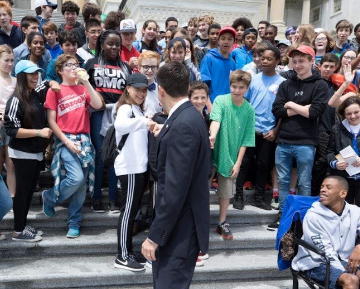 اقدام عجیب دانش‌آموزان با یک مقام بخاطر ترامپ! +عکس