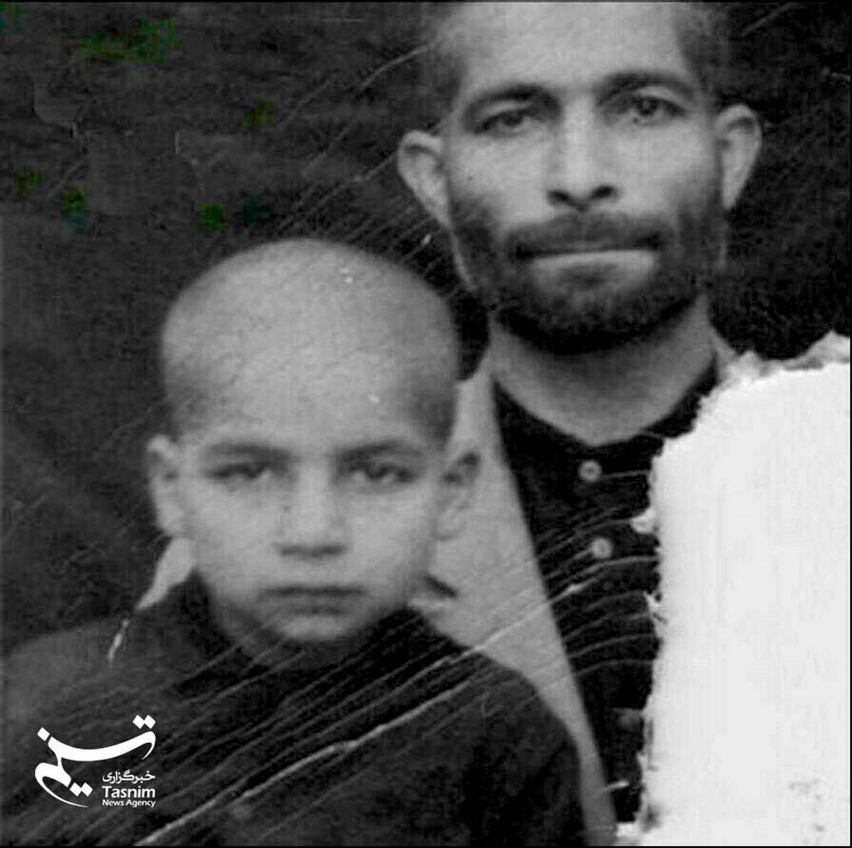 عکس: رئیس جمهور در آغوش پدرش