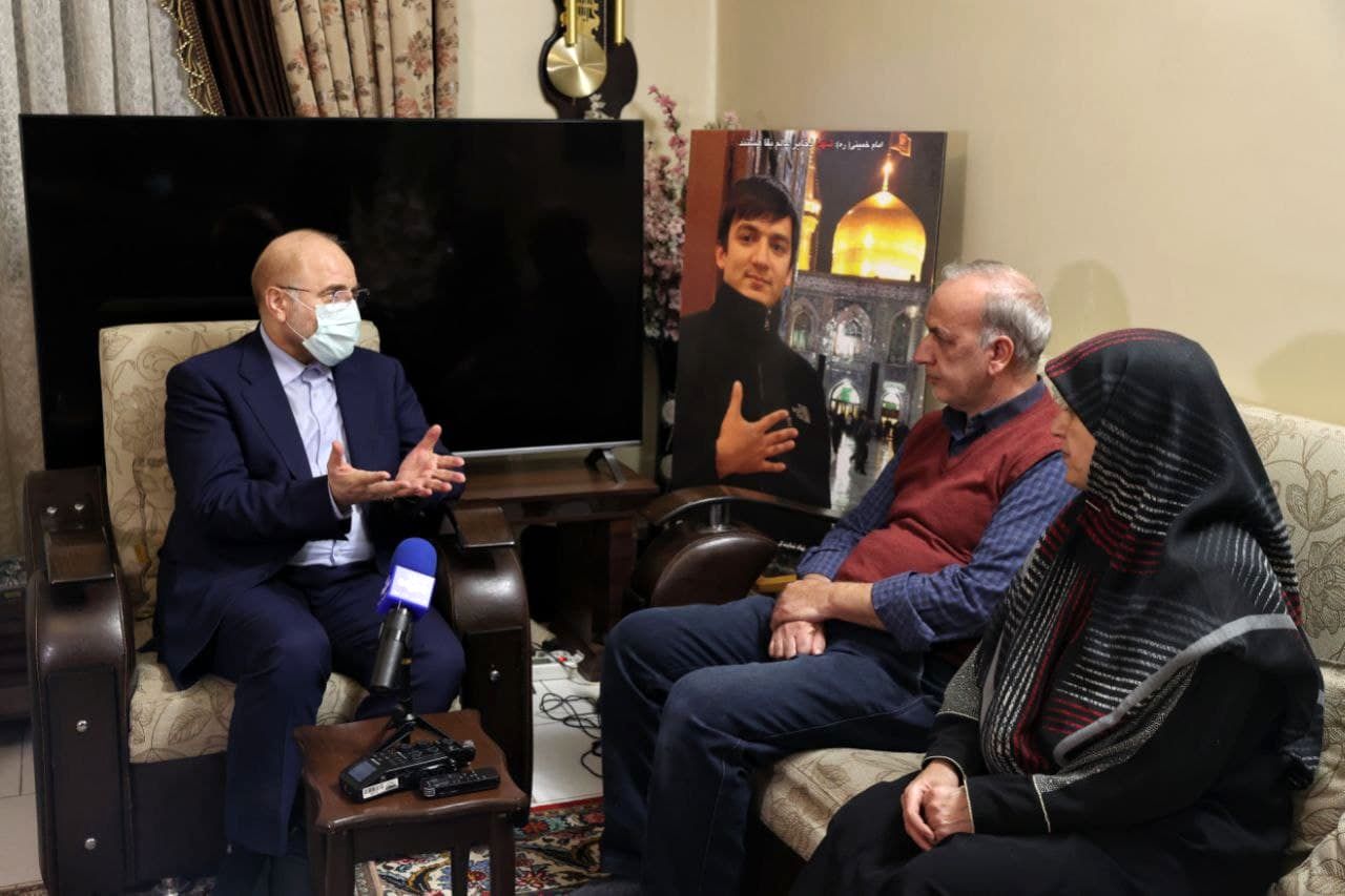 تصاویر  دیدار رئیس مجلس با خانوادهٔ آتش‌نشان شهید خدمت امیرحسین داداشی