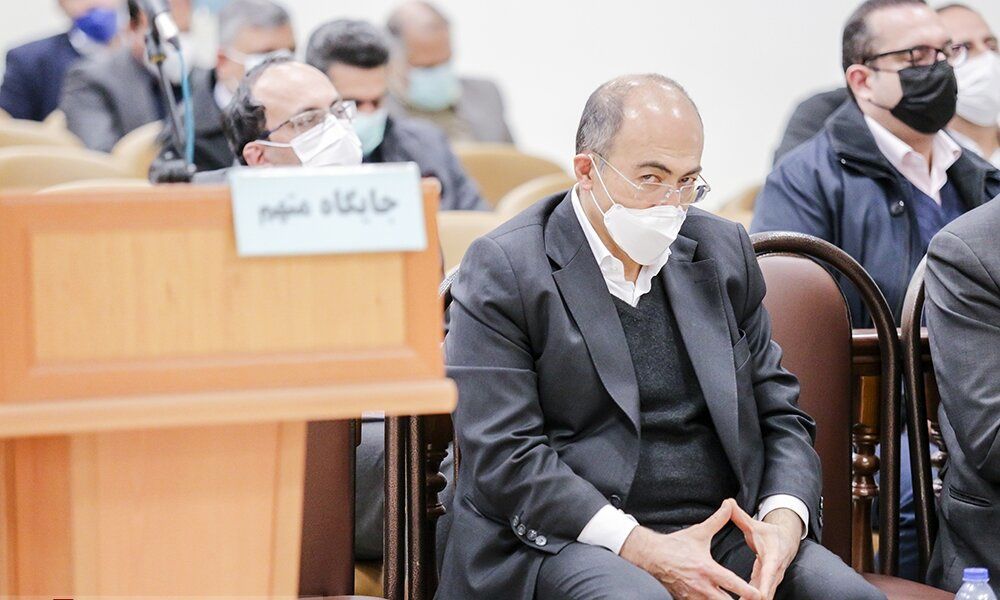 تصاویر: زل زدن عجیب متهم به دوربین در دادگاه کروز