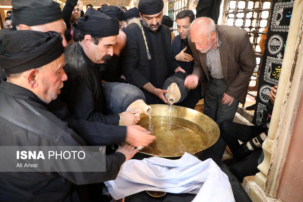 تصاویر: آئین طشت‌گذاری در بقعه شیخ صفی الدین اردبیلی