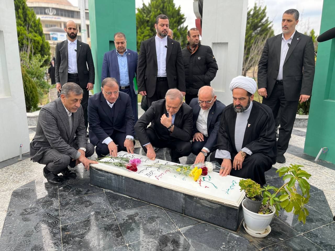 ادای احترام پزشکیان به مقام شامخ شهدای گلستان