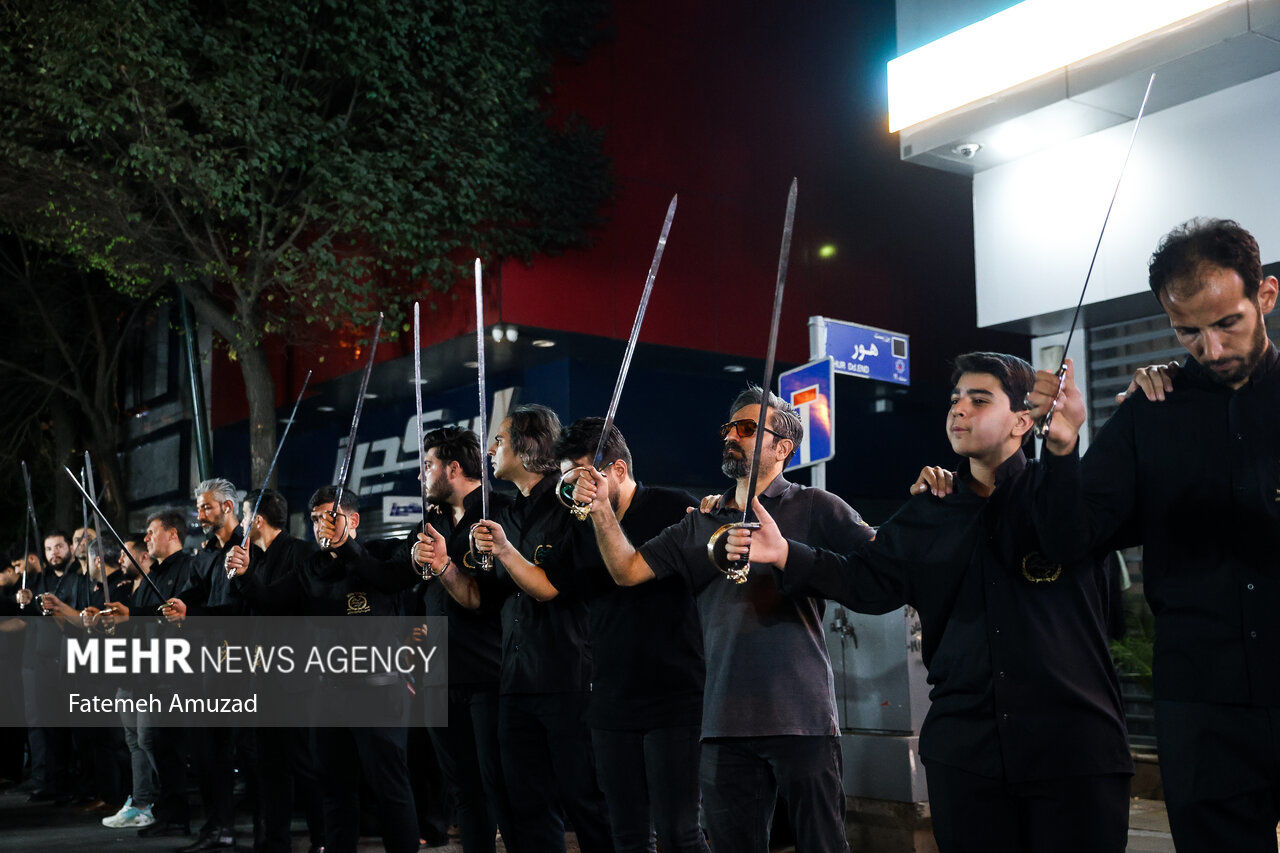 آیین شاه حسین گویان در میدان منیریه تهران
