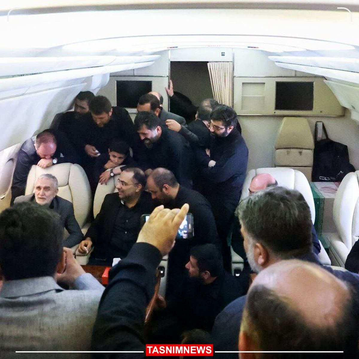 روضه خوانی حاج منصور در هواپیمای حامل پیکر رئیس‌جمهور +عکس