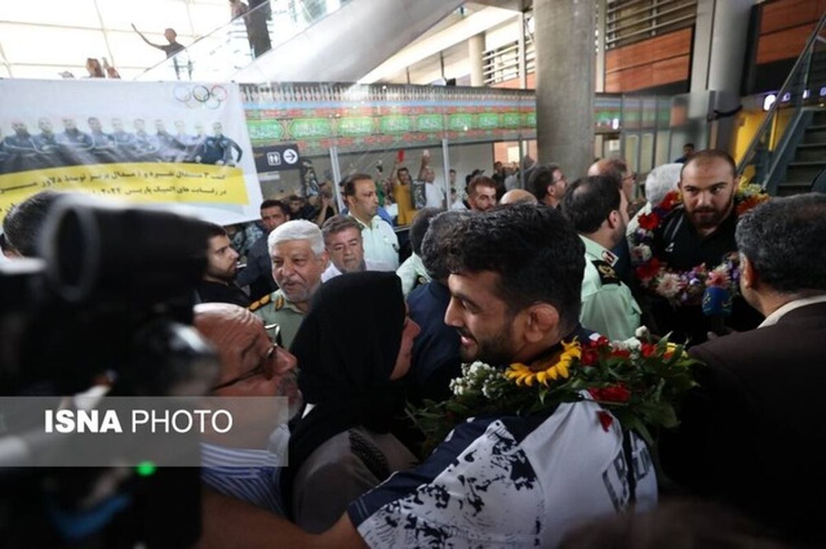 حواشی ورود تیم ملی کشتی آزاد به ایران/ ناراحتی خبرنگاران از یزدانی و زارع!