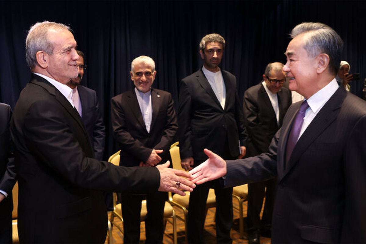 رئیس‌جمهور با قطار به پکن رفت