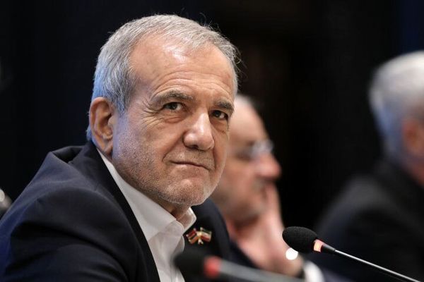 بازدید پزشکیان از مسجد کبود ایروان و اقامه نماز در این مسجد
