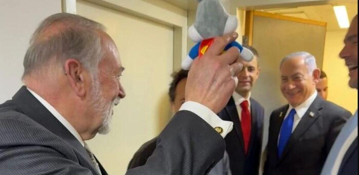 حضور عجیب سفیر آمریکا در دادگاه نتانیاهو با یک عروسک! + عکس