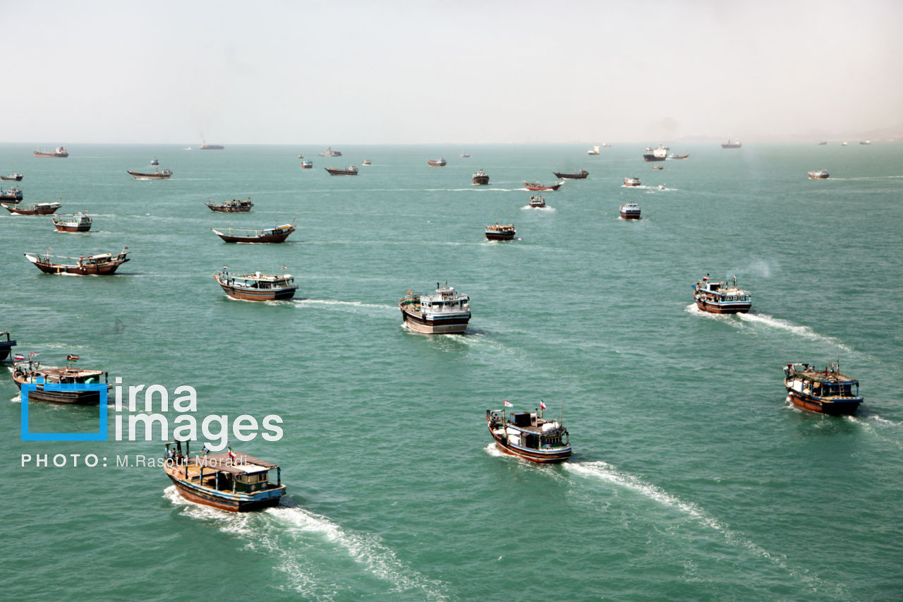 رژه اقتدار بسیج دریایی مردمی در خلیج فارس