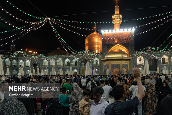 شمع‌گردانی خدام حرم رضوی در مراسم خطبه‌خوانی شب عاشور