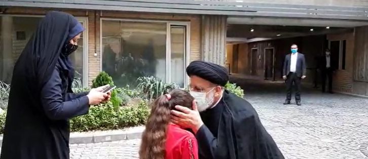 تصاویر: بوسه رئیسی بر پیشانی دختر شهید مدافع حرم