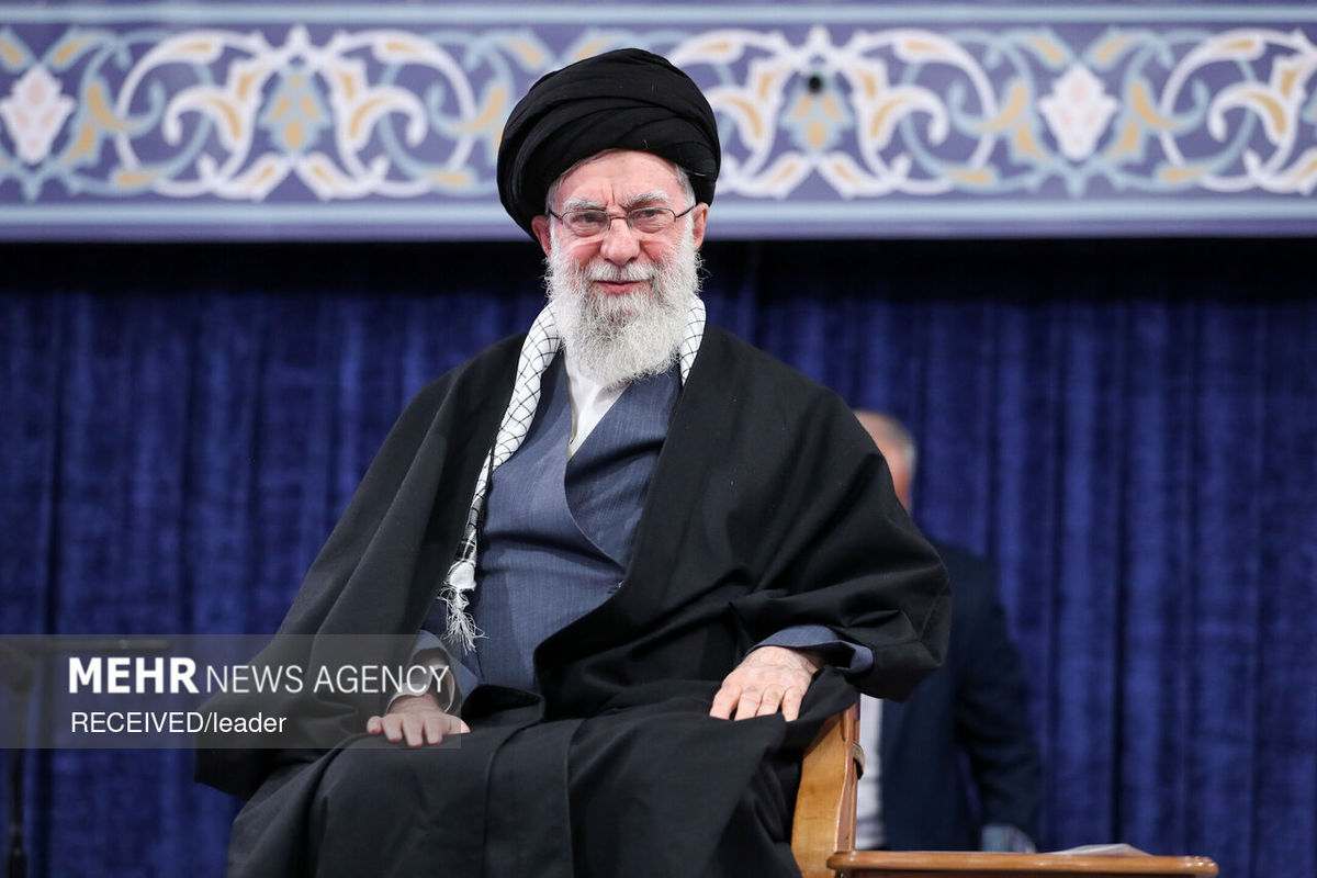 رهبر انقلاب: جمهوری اسلامی یعنی یک ملت زنده، جمهوری اسلامی یک حکومت جدا از مردم نیست، جمهوری اسلامی عبارت است از ملّت ایران