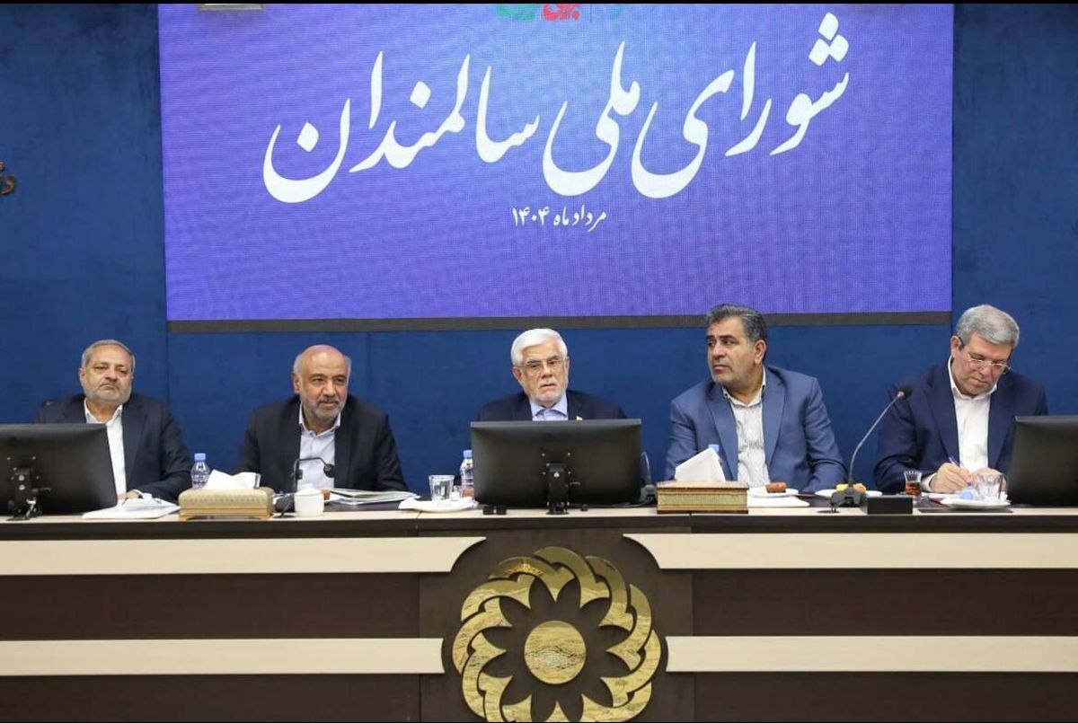 عارف: در شعار اعلام میکنیم مردم صاحب انقلاب هستند