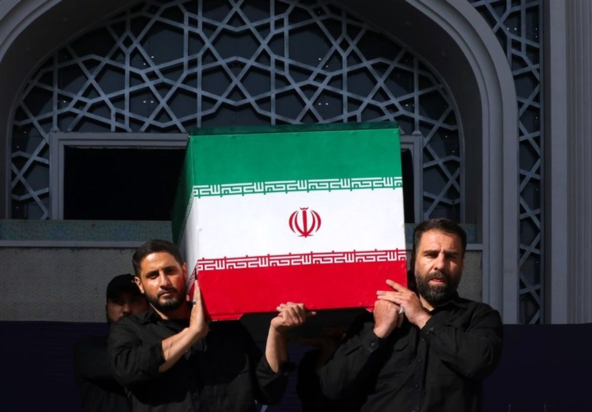 اخبار لحظه به لحظه از مراسم تشییع  آقای شهید ایران/ پرچم‌های سرخ انتقام در دستان مردم عزادار/ حضور هیأت یمنی در مراسم تشییع / گلباران پیکر مطهر امام شهید توسط عزاداران+ مسیر مراسم تشییع 