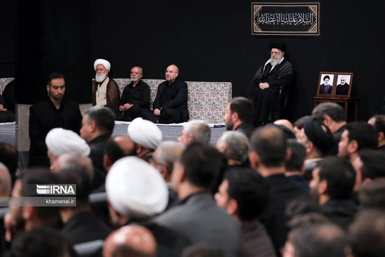 تصاویر: عزاداری شب عاشورا با حضور رهبر انقلاب