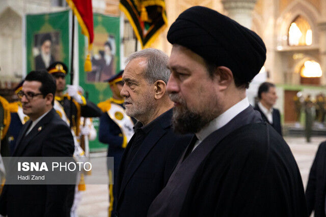 تصویری از مسعود پزشکیان بر سر مزار آیت‌آلله هاشمی