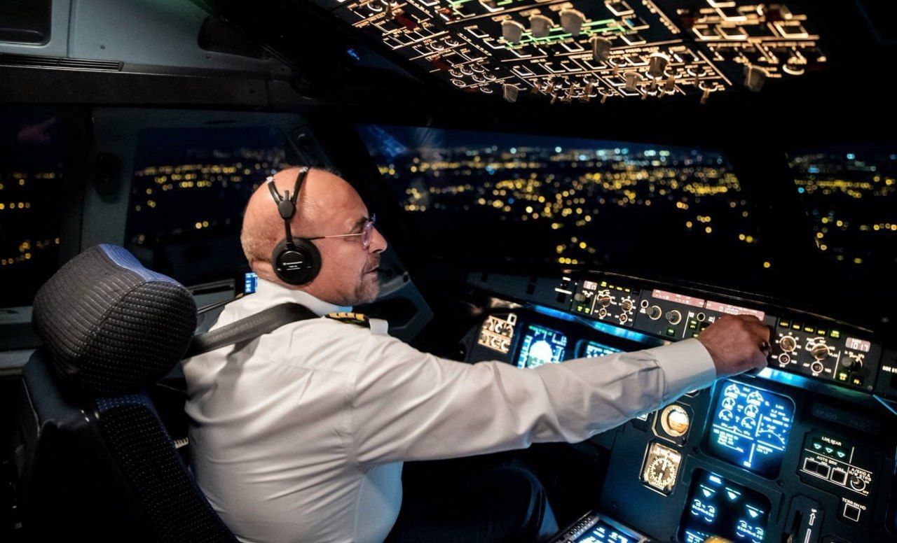 تصویر محمدباقر قالیباف، رئیس مجلس در لباس خلبانی به مقصد روسیه