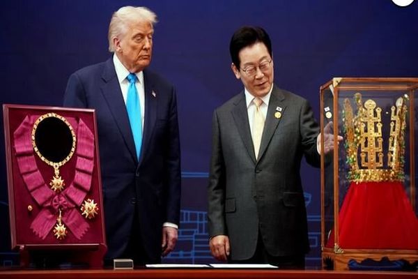 تملق به سبک رئیس جمهور کره جنوبی/ ترامپ «تاج» گرفت