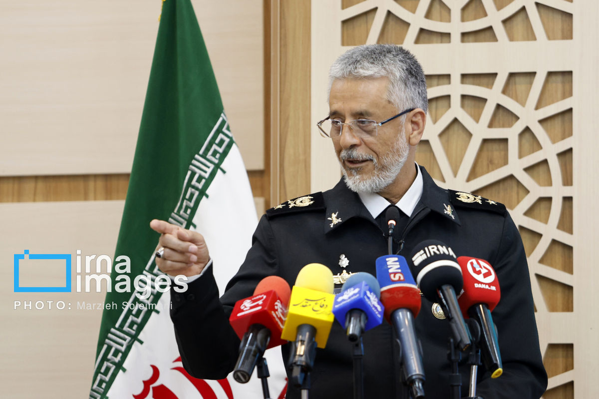 دریادار سیاری: ارتش با حساسیت بالایی مشغول دیوارکشی مرزهای شرقی است