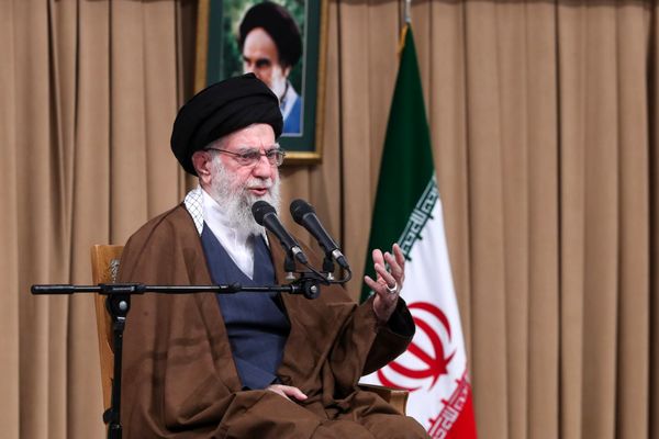  رهبر انقلاب: تسخیر سفارت آمریکا هویت حقیقی دولت آمریکا را روشن کرد/  ۱۳ آبان باید در تاریخ و حافظه ملی بماند/ اختلاف ایران و آمریکا ذاتی است