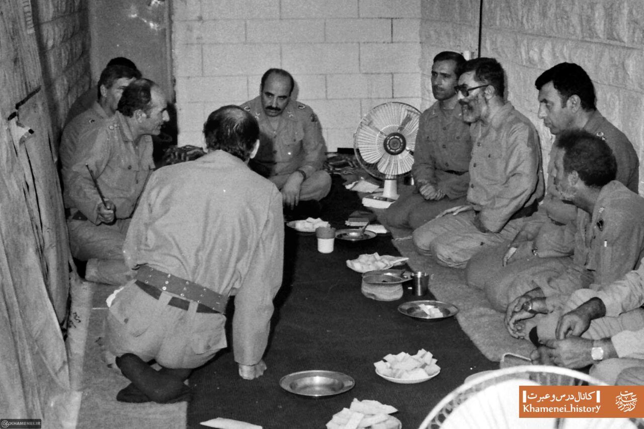 تصویری متفاوت از جلسه رهبر انقلاب و فرماندهان ارتش جمهوری اسلامی ایران  