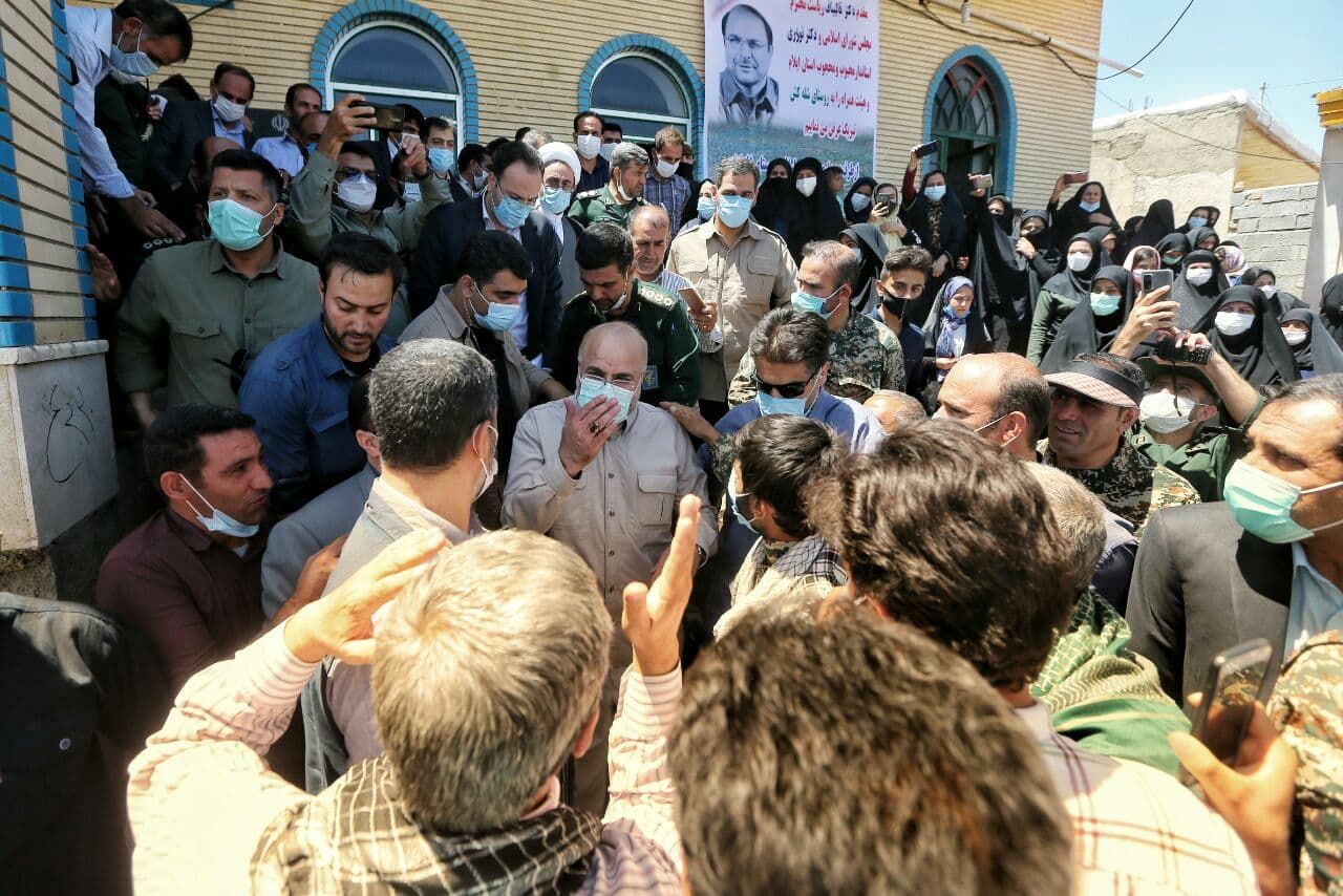 گفتگوی قالیباف با مردم در مقابل مسجد روستای شله کش+عکس