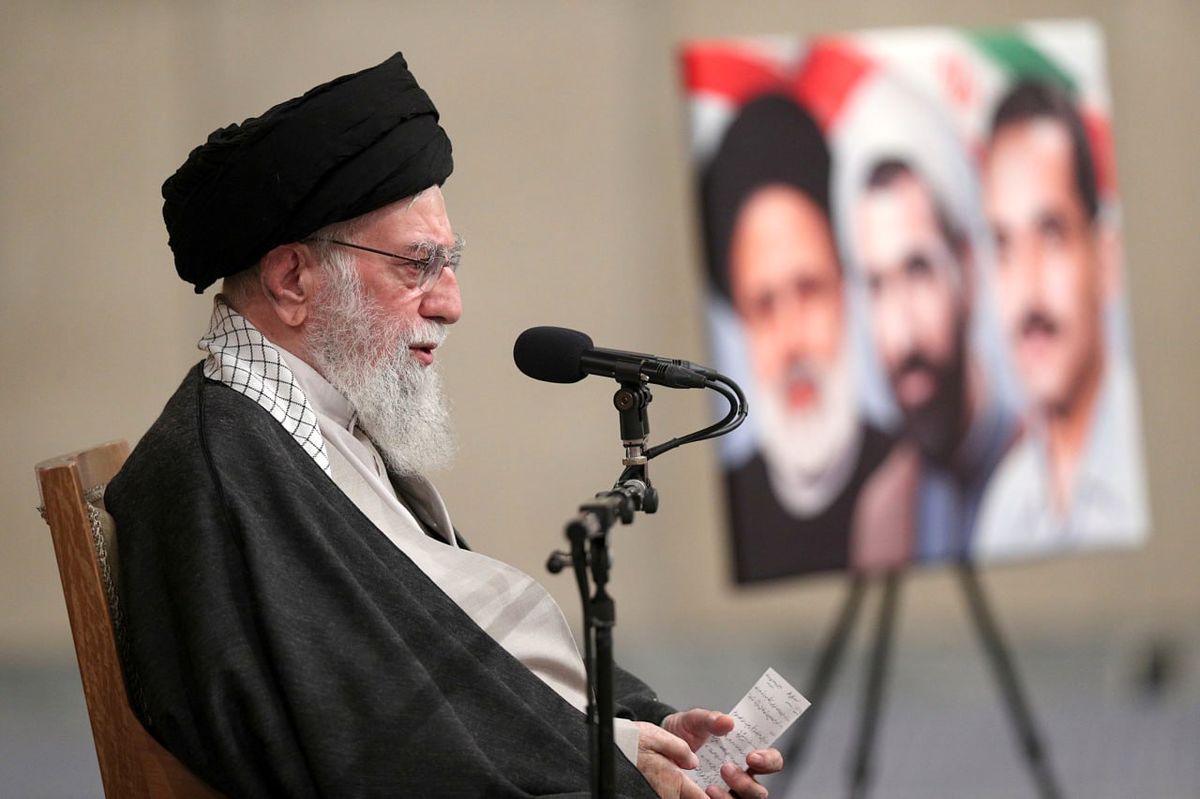 رهبر انقلاب: روحیه کار و تلاش را بر حالت نه جنگ و نه صلح غلبه بدهیم. 