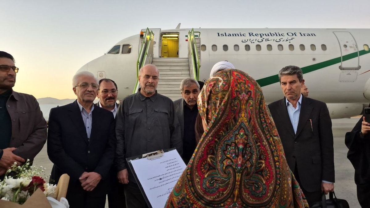 ورود قالیباف به فرودگاه بجنورد برای شرکت در دومین کنگره ملی ۳ هزار شهید استان خراسان شمالی +عکس